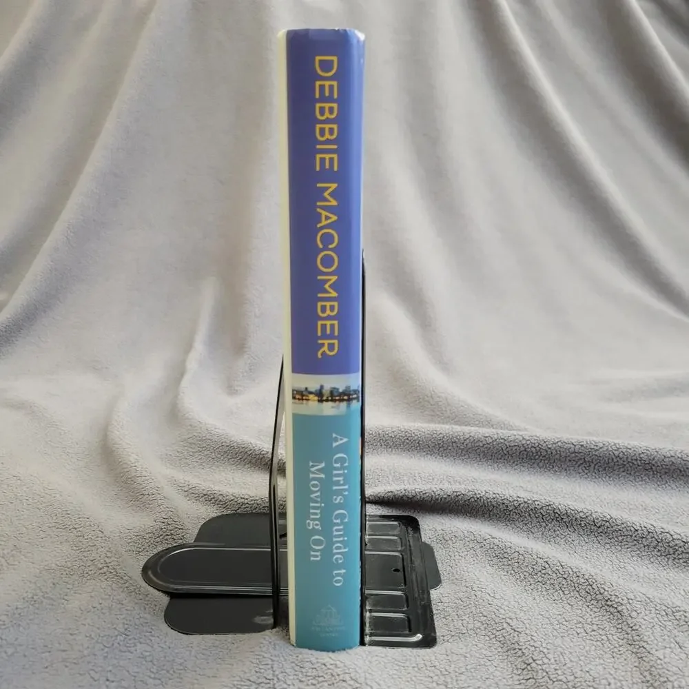 WOMENS‎ FICTION Debbie Macomber A Girls Guide to Moving On First Edition 2016